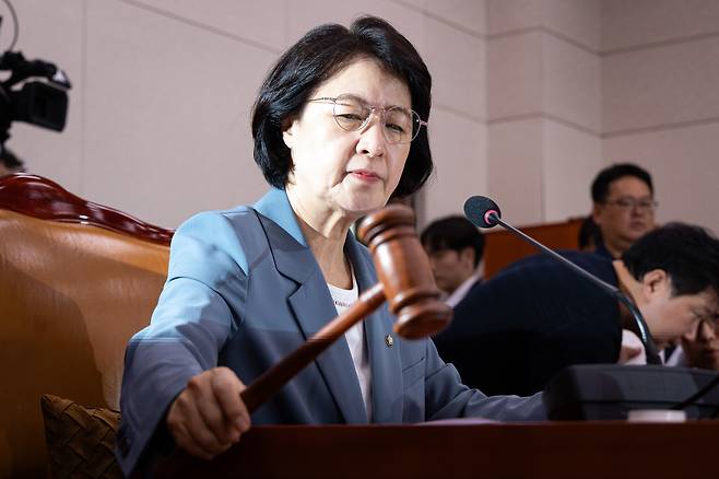 추미애 국회 법제사법위원장이 24일 서울 여의도 국회에서 열린 제429회 국회(정기회) 법제사법위원회 제6차 전체회의에서 의사봉을 두드리고 있다. /뉴스1