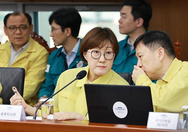 김현지 총무비서관(가운데)과 임웅순 국가안보실 제2차장이 지난 8월 21일 서울 용산 대통령실 청사에서 열린 제8차 수석·보좌관 회의에서 대화하고 있다. /뉴시스