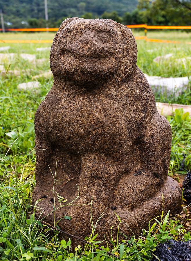 운제(계단) 계단석에 앞서 발굴된 돌사자.이 또한 덕산현읍지에 계단과 함께 기록돼 있는 석물인데, 이번 발굴로 사실임이 확인됐다.