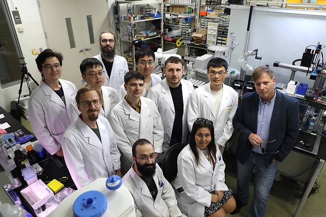 IBS 인공지능 및 로봇 기반 합성 연구단 바르토슈 그쥐보브스키(Bartosz A. GRZYBOWSKI) 단장 연구팀./IBS