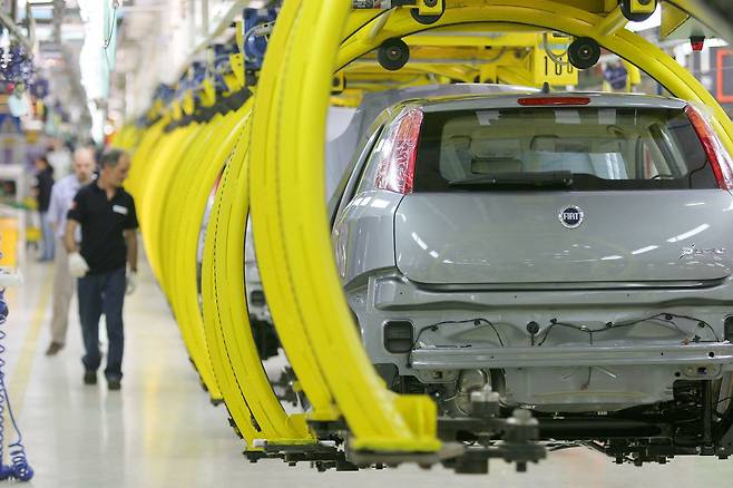 이탈리아 토리노 피아트 미라피오리 공장에서 직원들이 누오바 푼토 자동차를 조립하고 있다. /연합뉴스