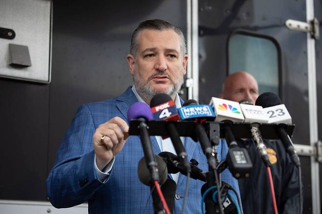 테드 크루즈 상원의원이 달라스 ICE 총격 사건에 대한 기자 회견을 하고 있다. /연합뉴스