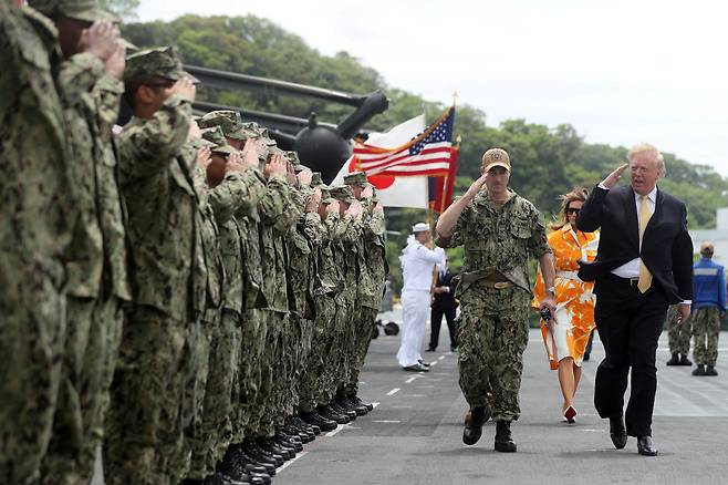 도널드 트럼프 미국 대통령이 2019년 5월 일본 도쿄 요코스카 기지에서 장병들에게 경례를 하고 있다. /연합뉴스