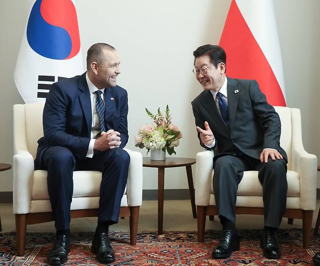 이재명 대통령과 카롤 나브로츠키 폴란드 대통령이 24일(현지시간) 미국 뉴욕 유엔본부에서 정상회담을 하고 있다. /연합뉴스