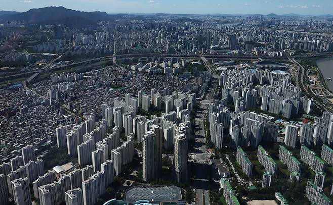 롯데월드 서울스카이 전망대서 바라본 아파트 단지 모습. /뉴스1