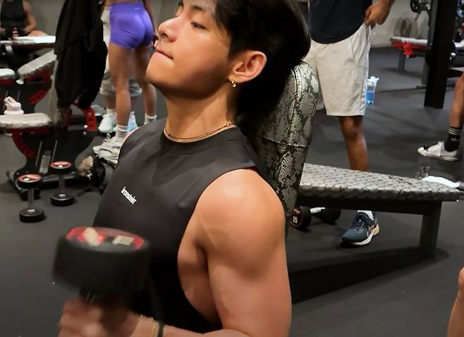 내년 '완전체' 복귀를 앞둔 그룹 BTS가 한 유튜브 채널을 통해 헬스장에서 운동하는 모습을 공개했다. /유튜브 캡처