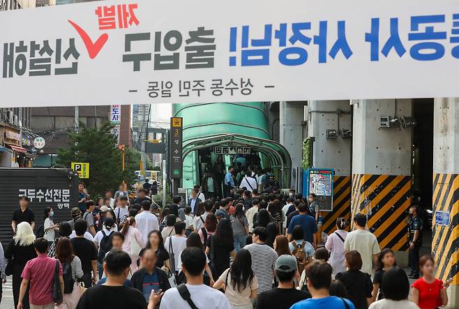 2024년 7월 12일 오후 6시쯤 서울지하철 2호선 성수역 3번 출구가 붐비고 있다. 해당 출구 인근에는 성수동 일부 주민들이 설치한 현수막이 보였는데, '서울교통공사 사장님! 출입구 제발 신설해주세요'라고 적혀 있었다. /조선DB