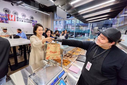 이재명 대통령과 함께 미국 뉴욕을 방문한 김혜경 여사가 23일(현지시간) 코리아타운의 한 식료품매장을 방문해 음식을 구매하고 있다. 연합뉴스