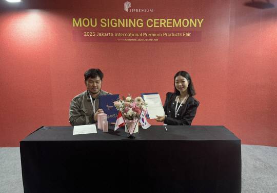 인도네시아 자카르타에서 열린 '2025 자카르타 국제 프리미엄 소비재전'에 참석한 박지혜(오른쪽) 인에센셜리 대표가 기념 촬영을 하고 있다.