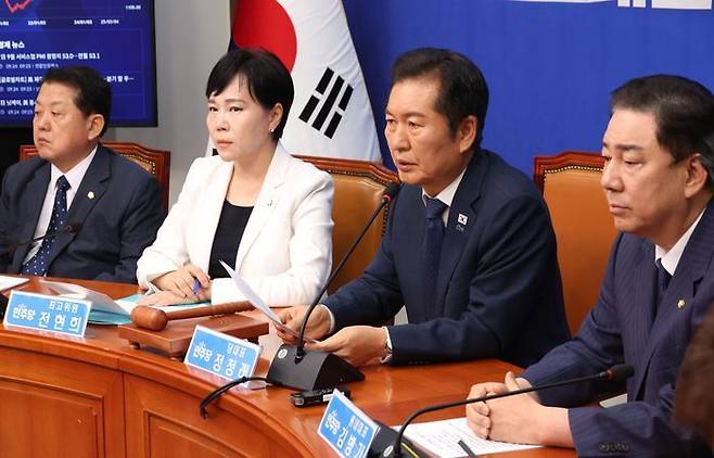 정청래 더불어민주당 대표를 비롯한 최고위원들이 24일 오전 국회에서 열린 최고위원회의에서 발언을 하고 있다. ⓒ뉴시스