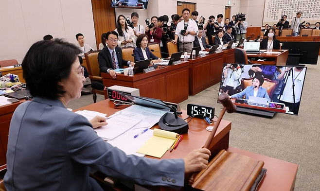 더불어민주당 소속 추미애 위원장이 24일 국회에서 열린 법제사법위원회 전체회의에서 정회를 선언하고 있다. ⓒ연합뉴스