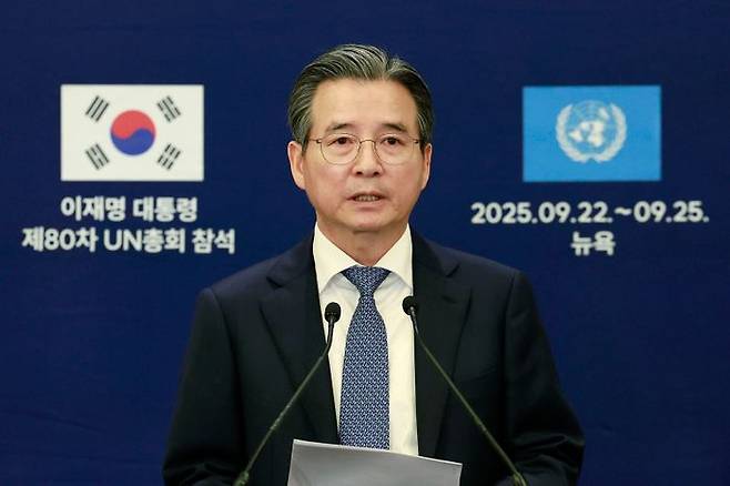 김용범 정책실장이 24일(현지 시간) 미국 뉴욕의 한 호텔 한국 프레스센터에서 이재명 대통령의 스콧 베센트 미국 재무장관 면담 관련 브리핑을 하고 있다. ⓒ뉴시스