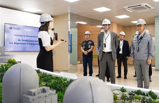미국 에너지부 토미 조이스 차관보(앞줄 오른쪽 두번째)가 지난달 25일 두산에너빌리티 원자력 공장을 방문해 정연인 두산에너빌리티 부회장(앞줄 오른쪽 첫번째)의 안내로 사업 설명을 듣고 있다.ⓒ두산에너빌리티