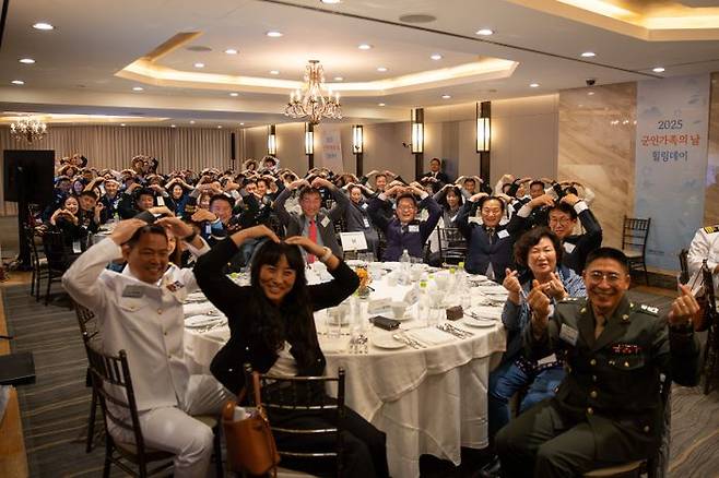 한화 방산 3사와 국방부가 지난 24일 서울 광진구 그랜드워커힐서울에서 개최한 '군인가족의 날 힐링데이' 행사에서 국군모범용사상을 받은 장병과 가족 120여명 등이 하트를 그리며 기념촬영 하고 있다.ⓒ한화