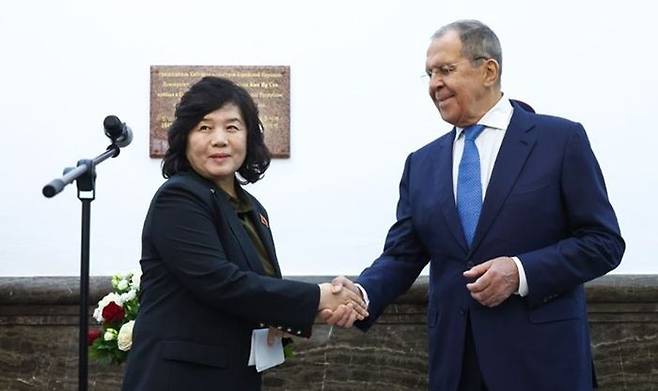 러시아를 방문한 최선희 북한(왼쪽) 외무상이 지난해 11월1일 러시아 모스크바의 야로슬랍스키 기차역에서 열린 김일성 소련 방문 기념판 제막식에서 세르게이 라브로프 러시아 외무장관과 악수하고 있다. ⓒ 타스/연합뉴스