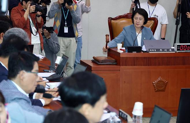 추미애 국회 법제사법위원회 위원장이 24일 오후 서울 여의도 국회에서 열린 전체회의에서 의사봉을 두드리고 있다. 2025.09.24 서울=뉴시스