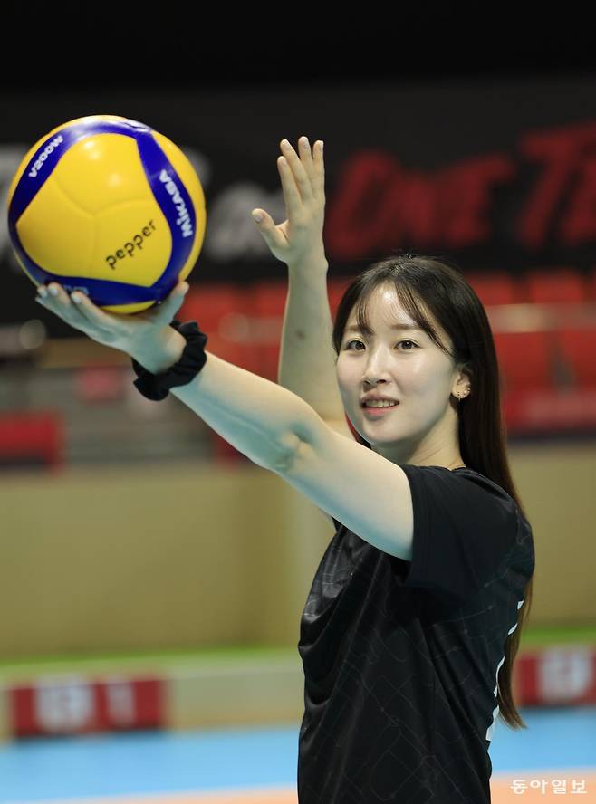 페퍼저축은행에서 제2의 전성기를 꿈꾸는 고예림이 안방구장 광주 페퍼스타디움에서 공을 든 채 카메라 앞에 섰다. 고예림의 새 시즌 목표는 팀의 ‘살림꾼’ 역할을 맡아 페퍼저축은행을 ‘봄 배구’ 무대에 올려놓는 것이다. 
광주=박영철 기자 skyblue@donga.com