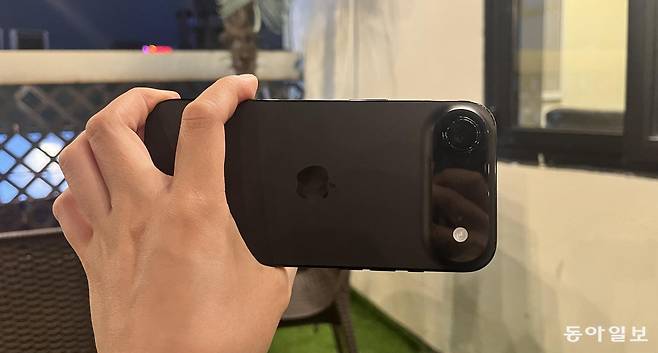 카메라 부분이 길쭉하게 튀어나와 있다. 이민아 기자 omg@donga.com