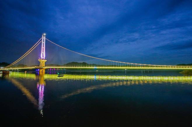 충남 예산군의 명소 예당호 출렁다리의 야경. 
한국관광공사 제공