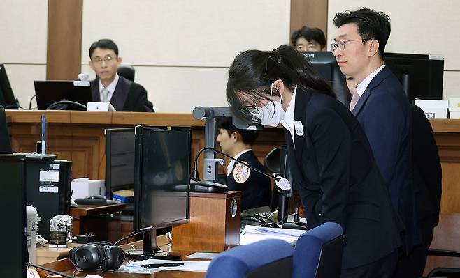 도이치모터스 주가조작과 통일교 측으로부터 청탁과 함께 금품을 수수한 혐의 등으로 구속돼 재판에 넘겨진 김건희 여사가 24일 오후 서울중앙지법에서 열린 첫 재판에 출석해 방청석을 향해 고개를 숙이고 있다. 재판부가 첫 공판 법정 촬영을 허가하면서 이날 김 여사가 피고인석에 앉은 모습이 공개됐다. 재판 생중계가 허용된 건 아니라서 재판이 시작된 뒤 촬영 취재진은 퇴정했다. 사진공동취재단