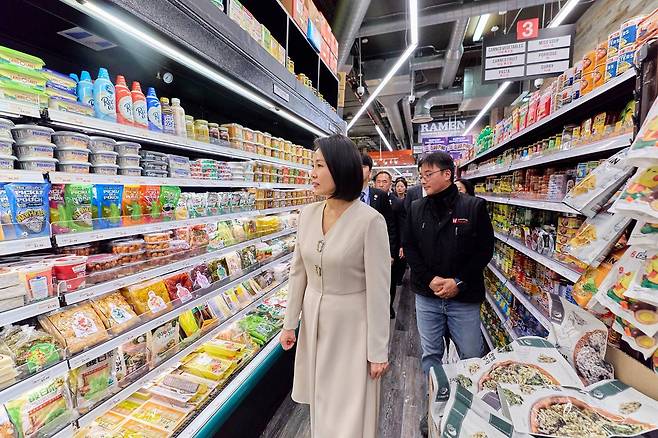 김혜경 여사가 23일(현지 시간) 미국 뉴욕 코리아타운 한 마트를 방문해 상품을 살펴보고 있다. 2025.09.25 대통령실 제공
