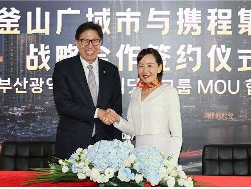 박형준 부산시장(왼쪽)이 8일 중국 상하이를 방문해 글로벌 온라인 여행사 ‘트립닷컴그룹’ 대표와 관광 협력 업무협약을 맺고 있다. 부산시 제공