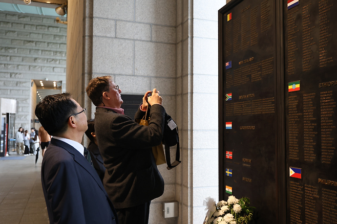 백승주 전쟁기념사업회장과 리차드 테일러(Richard Taylor) 뉴질랜드 웨타 워크숍(Wētā Workshop) 대표가 전쟁기념관 전사자명비를 관람하고 있다.