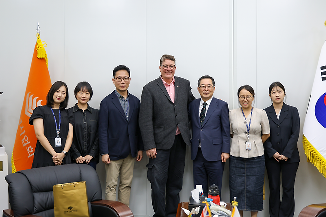 백승주 전쟁기념사업회장, 사업회 임직원들과 리차드 테일러(Richard Taylor) 뉴질랜드 웨타 워크숍(Wētā Workshop) 대표가 기념촬영하고 있다.