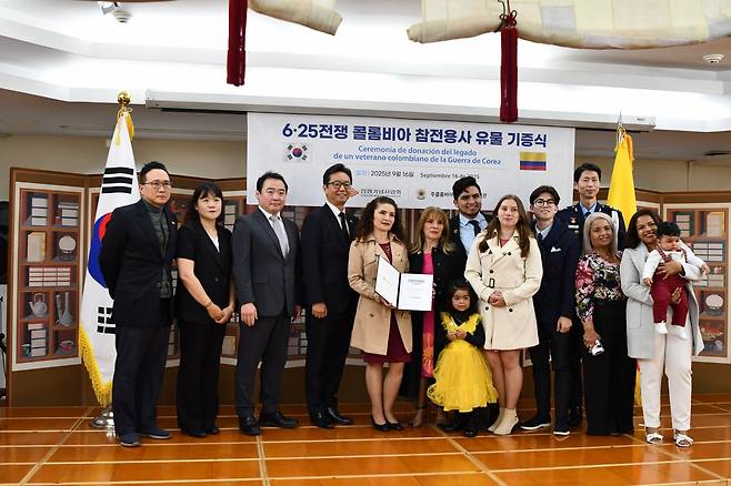지난 16일(현지시간) 콜롬비아에서 전쟁기념사업회 대표단과 콜롬비아 참전용사 호세 M. 카스티요 셀리스의 유족, 주콜롬비아대사관 이충건 공사 등이 기증식에 참석해 기념사진을 찍고 있다.