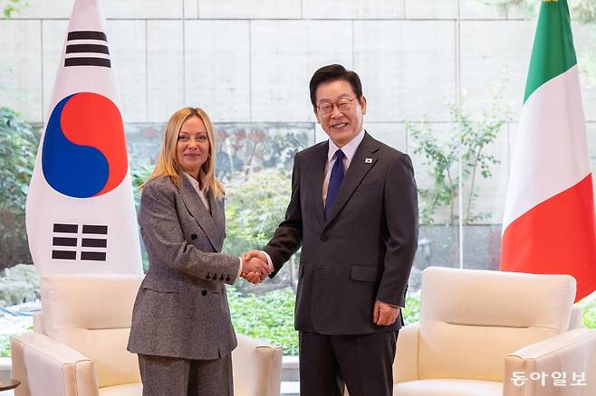 이재명 대통령이 24일(현지시간) 미국 뉴욕 주유엔 대한민국대표부에서 조르자 멜로니 이탈리아 총리와 정상회담 전 악수하고 있다. 뉴욕=송은석 기자 silverstone@donga.com
