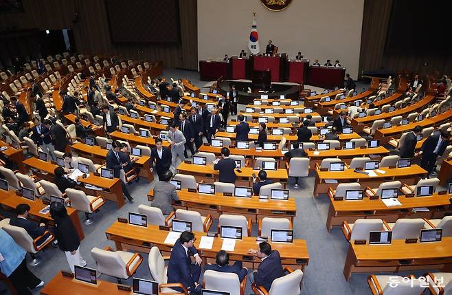 더불어민주당 의원들이 25일 오후 서울 여의도 국회에서 열린 본회의에서 정부조직법 일부개정법률안(대안)에 대한 박수민 국민의힘 의원의 무제한토론(필리버스터)이 시작되자 회의장을 빠져나가고 있다. 장승윤 기자 tomato99@donga.com