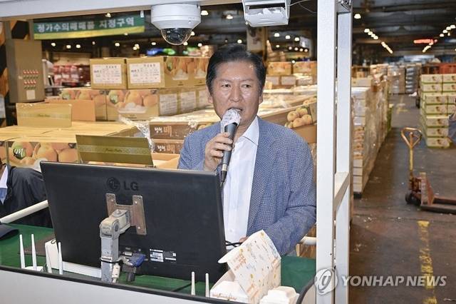 정청래 더불어민주당 대표가 25일 추석을 앞두고 물가점검을 위해 서울 송파구 가락동 농수산물도매시장을 찾아 경매대에 올라 인사말을 하고 있다. [국회사진기자단, 연합뉴스]