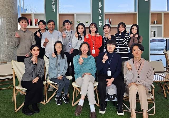 차현주(앞줄 왼쪽 세번째) 박사와 생명연 연구진. 생명연 제공.