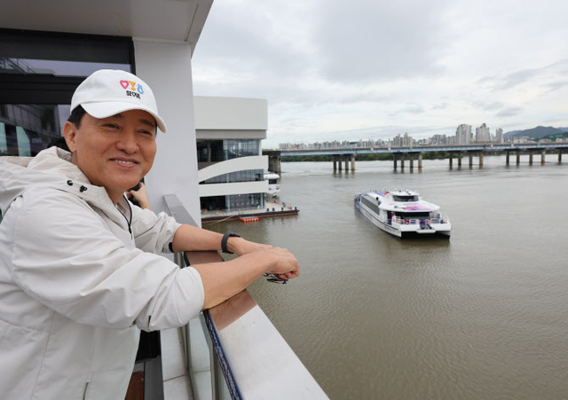 오세훈 서울시장이 한강버스 정식 운항 시작일인 지난 18일 오전 한강 여의도 선착장에서 한강버스를 기다리고 있다. 한강버스는 총 8척의 선박이 마곡-망원-여의도-옥수-압구정-뚝섬-잠실 7개 선착장, 28.9㎞를 오간다. [연합뉴스 제공]