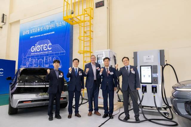 김남균(왼쪽 두번째) 전기연 원장과 김영식(왼쪽 네번째) 국가과학기술연구회 이사장이 25일 전기연 안산 본원에서 ‘글로벌 상호 운용성 시험센터’ 개소식에 참여하고 기념촬영을 하고 있다. 전기연 제공.