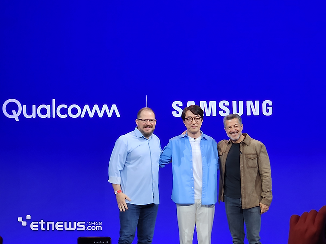 (왼쪽부터) 크리스티아노 아몬 퀄컴 최고경영자(CEO), 최원준 삼성전자 모바일경험(MX)사업부 최고운영책임자(COO) 사장, 알렉스 카투지안 퀄컴 수석부사장이 기념 촬영하고 있다. (사진=공동취재기자단)