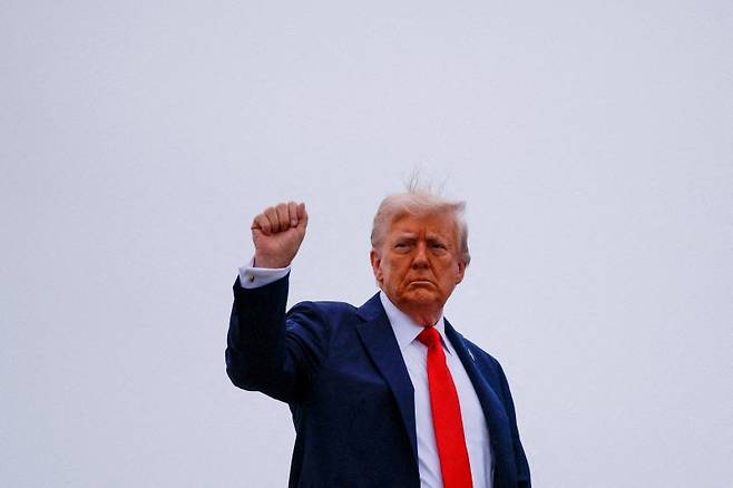 도널드 트럼프(사진) 미국 대통령 행정부가 전기차 배터리 핵심 광물인 리튬을 네바다주에서 채굴하려는 캐나다 광산 업체 리튬 아메리카스 지분을 확보하기 위해 협상 중이라는 소식으로 리튬 아메리카스 주가가 24일(현지시간) 뉴욕 증시에서 2배 폭등했다. 로이터 연합