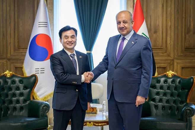 안규백 국방부 장관이 24일(현지시간) 이라크 바그다드에서 타벳 모하메드 사이에드 알 아바시 이라크 국방부 장관과 기념 촬영하고 있다. 국방부 제공