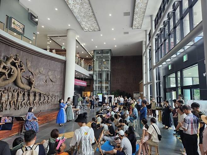 광주광역시가 추석 연휴를 맞아 박물관, 미술관, 공연장 등 광주 곳곳에서 온 가족이 함께 전통놀이, 전시, 공연 등을 즐길 수 있도록 다양한 문화행사를 펼친다. 사진은 지난해 추석 광주역사민속박물관에서 열린 문화행사 모습. 광주광역시 제공