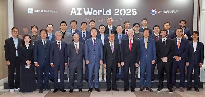 각계 AI 인사 한자리 파이낸셜뉴스와 과학기술정보통신부가 25일 서울 송파구 롯데월드타워 롯데시네마에서 공동개최한 'AI월드 2025'에서 VIP 참석자들이 기념촬영하고 있다. 첫째줄 왼쪽부터 이영호 현대무벡스 상무, 조선영 광운대학교 이사장, 손금주 법무법인 율촌 변호사, 이인호 한국무역협회 부회장, 야리브 로탄 스타트업네이션센트럴 부사장, 류제명 과학기술정보통신부 제2차관, 전재호 파이낸셜뉴스 회장, 제리 카플란 스탠퍼드대 교수, 이민주 대통령실 국정홍보비서관, 닉 에몬스 알로라랩스 최고경영자(CEO), 유경범 네이버클라우드 사업개발 총괄, 음성원 오픈AI 커뮤니케이션 총괄. 둘째줄 왼쪽부터 윤일용 포스코DX 상무, 송의달 파이낸셜뉴스 사장, 이활석 업스테이지 최고기술책임자(CTO), 김용선 한국지식재산보호원 원장, 전선익 파이낸셜뉴스 부회장, 박일준 대한상공회의소 상근부회장, 김그륜 애플 크리에이티브 디자이너, 장두영 쿼터백그룹 대표이사, 김홍재 파이낸셜뉴스 편집국장, 키샨 사크데바 3Plus1.ai CEO. 셋째줄 왼쪽부터 노동일 파이낸셜뉴스 주필, 전성학 안랩연구소 소장, 장현국 넥써쓰 대표이사, 홍대순 광운대학교 교수, 유성원 루닛 CTO. 사진=서동일 기자