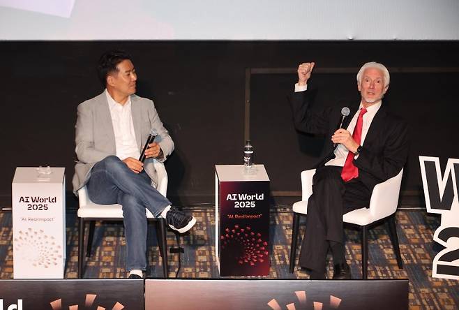 파이낸셜뉴스와 과학기술정보통신부 공동주최로 25일 서울 송파구 롯데월드타워 롯데시네마에서 열린 'AI 월드 2025'에서 장동선 궁금한 뇌 연구소 대표(왼쪽)와 제리 카플란 스탠퍼드대 교수가 'Humanity in AI'라는 주제로 대담을 하고 있다. 사진=박범준 기자