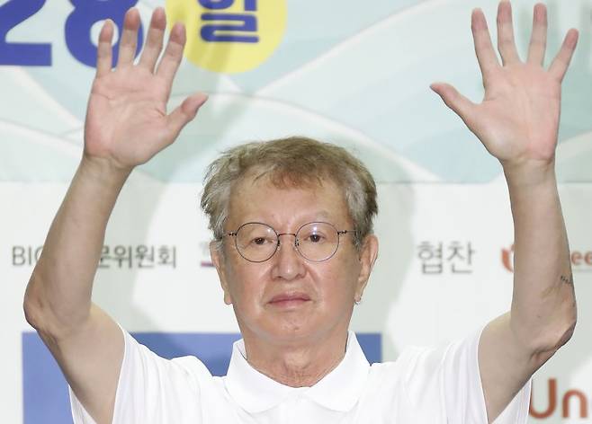 코미디언 전유성이 25일 밤 전북대학교병원에서 별세했다. 전유성은 이날 오후 9시 5분께 전북대병원에서 향년 76세를 일기로 생을 마감했다. 전유성은 폐기흉 증세가 악화돼 최근 전북대병원에 입원해 치료를 받았던 것으로 알려졌다.뉴스1