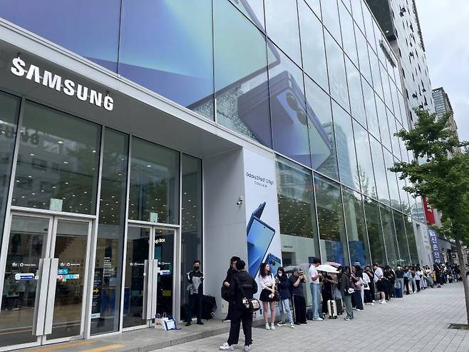 판매 시작 전부터 엄청난 대기열이 이어졌다