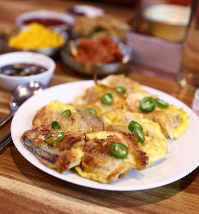 ‘케이-로컬 미식여행 33선’에 소개된 목포 홍어전. 박미향 기자