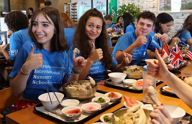 서울 성북구 한성대학교 상상관에서 열린 초복 삼계탕 체험 행사에 참가한 국제여름학교 외국인 학생들이 삼계탕을 먹으며 즐거워 하고 있다. 신소영 기자