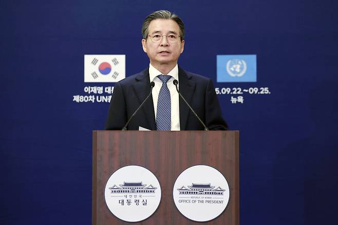 김용범 대통령실 정책실장이 24일(현지시각) 미국 뉴욕 유엔본부에서 이재명 대통령과 스콧 베센트 미국 재무장관 면담 관련 브리핑을 하고 있다. 연합뉴스