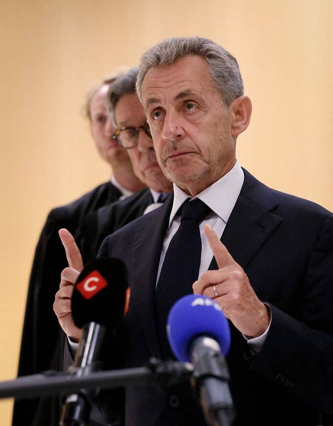 25일 니콜라 사르코지 전 프랑스 대통령이 2007년 대선을 앞두고 리비아 국가지도자였던 무아마르 카다피로부터 불법 자금 수수 사건에 연루된 혐의로 징역 5년을 선고 받은 뒤 취재진 앞에서 발언하고 있다. AFP 연합뉴스