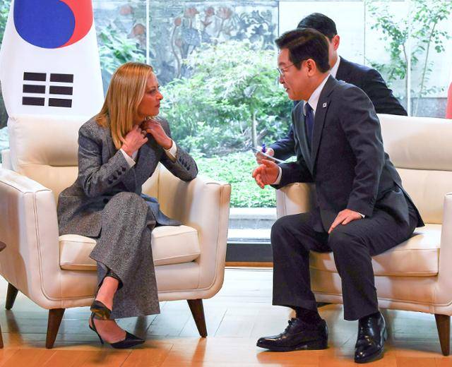 이재명 대통령과 조르자 멜로니 이탈리아 총리가 24일(현지시간) 미국 뉴욕 주유엔대한민국대표부에서 정상회담을 하고 있다. 뉴욕=연합뉴스