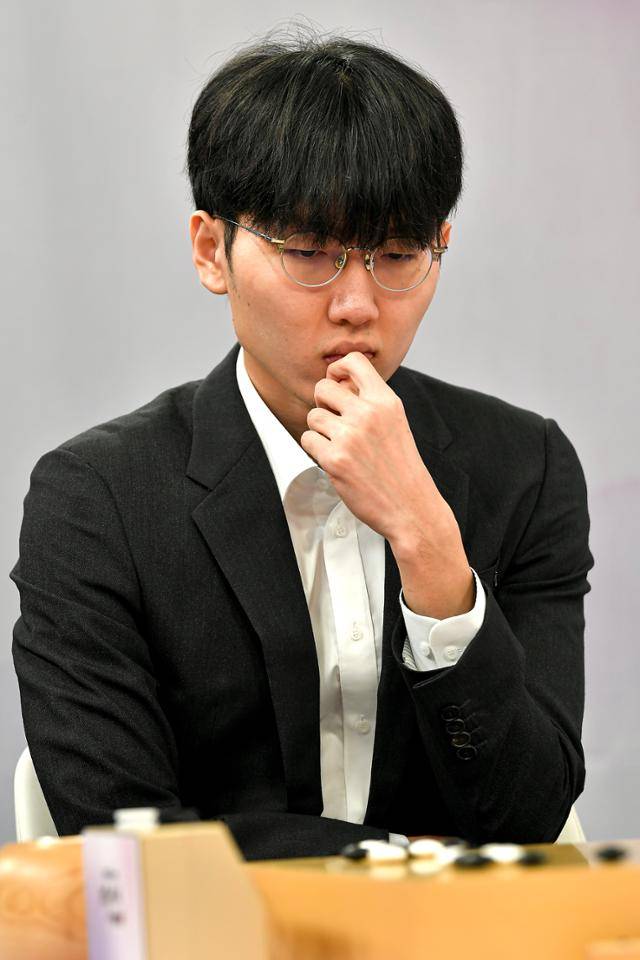 신진서 9단이 25일 경기 성남 K바둑스튜디오에서 열린 제48기 SG배 한국일보 명인전 결승 2국 도중 생각에 잠겨 있다. 임지훈 인턴기자