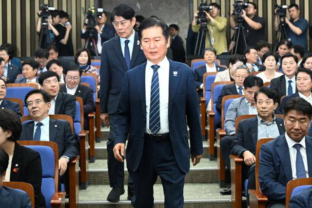 정청래 더불어민주당 대표가 25일 서울 여의도 국회에서 열린 의원총회에 참석하고 있다. 고영권 기자